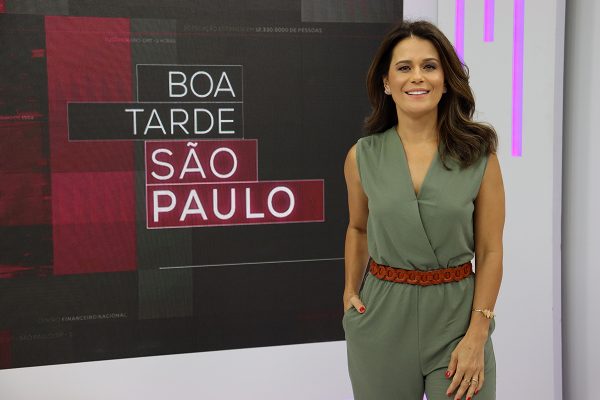 Em suma, falta definir a estreia de Adriana Araújo no comando do Jornal da Band (Créditos: Divulgaçaõ)