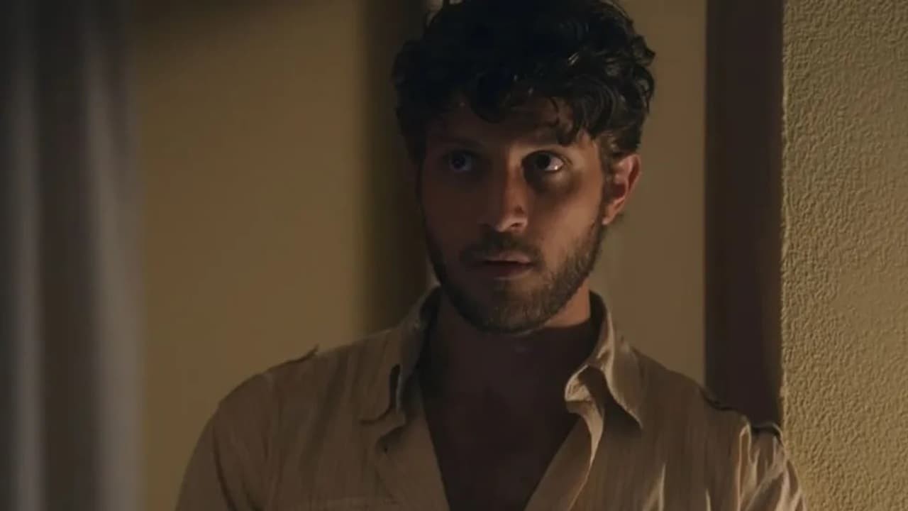 Ari (Chay Suede) em cena na novela Travessia (Créditos: Reprodução/TV Globo)