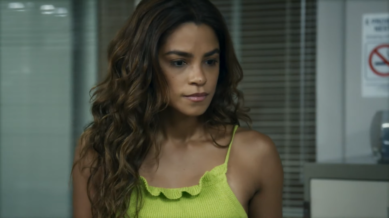 Brisa (Lucy Alves) em cena na novela Travessia (Créditos: Reprodução/TV Globo)