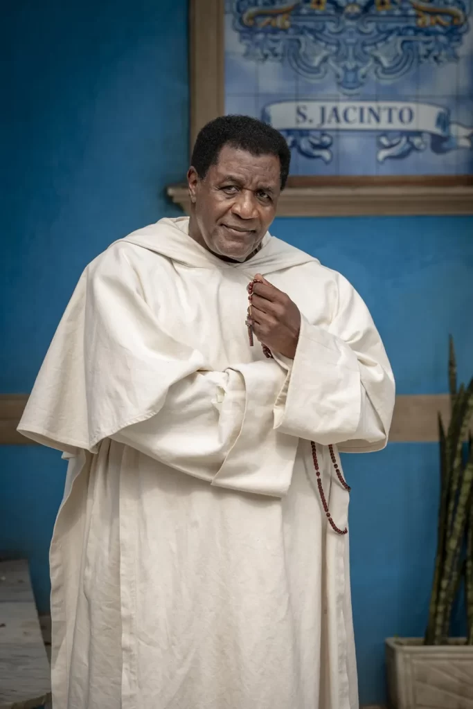 Tony Tornado comemora a volta às novelas na pele de Frei Tomé, em 'Amor Perfeito' — Foto: Divulgação TV Globo/Paulo Belote