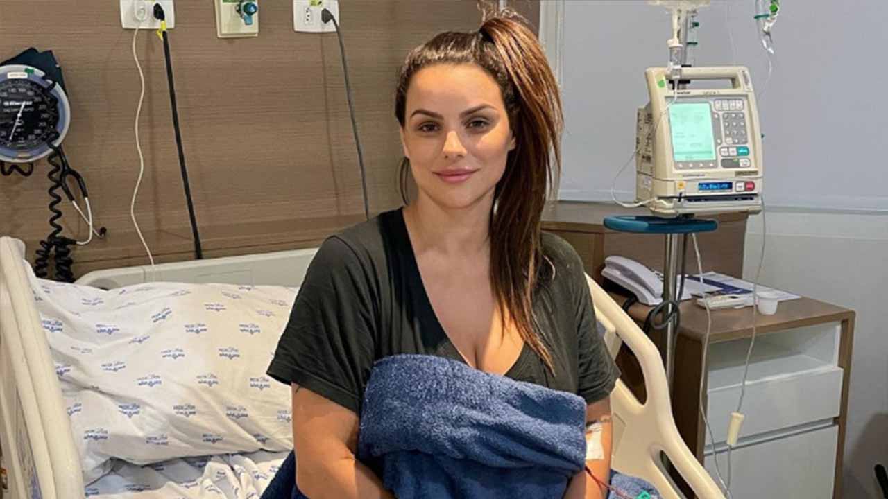 Ex-panicat famosa Carol Dias posada sentada em leito hospitalar