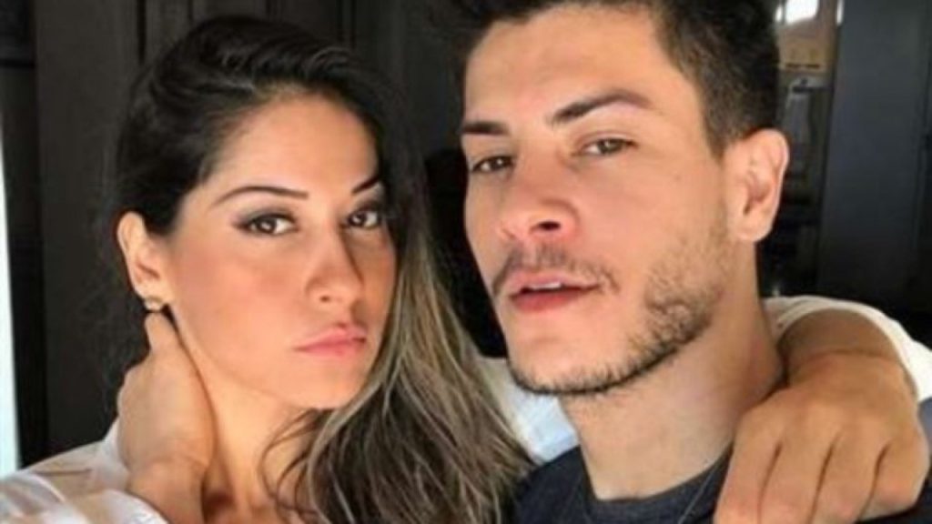 Arthur Aguiar e Maira Cardi posados