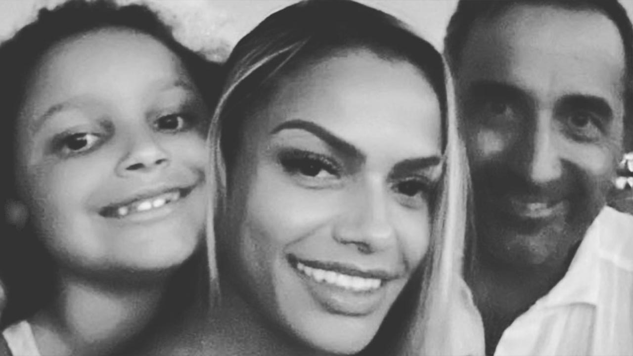 Quitéria Chagas posada em selfie com filha, Elena, e marido, Francesco