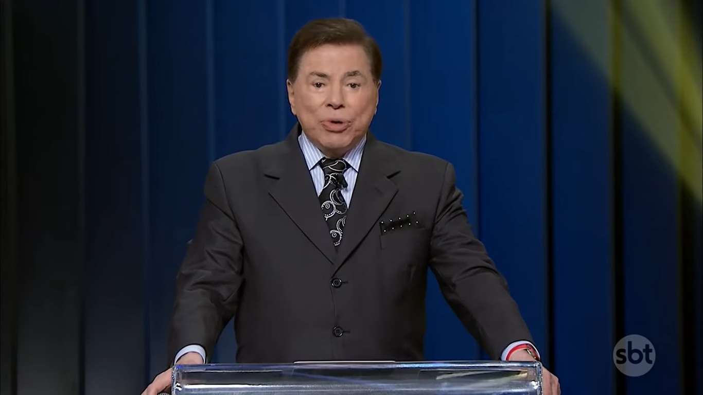 Em resumo, Silvio Santos segue de férias, mas atento a tudo que acontece de mudanças na programação do SBT (Créditos: Reprodução)