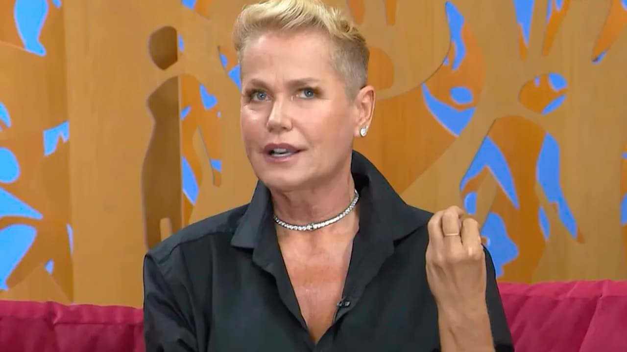 Xuxa posada séria gesticulando