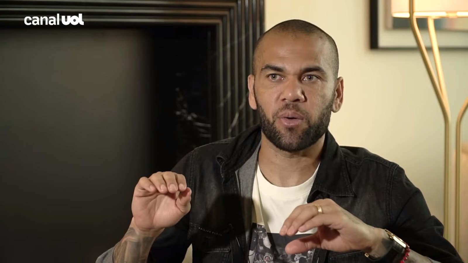 Daniel Alves durante entrevista ao UOL. Reprodução/YouTube