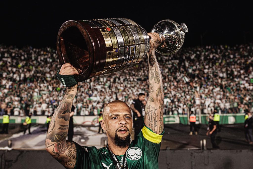 Felipe Melo levanta a taça da Libertadores. Reprodução/Facebook