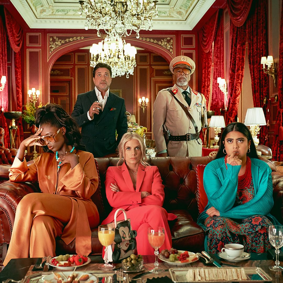 Jodie Turner-Smith como Condessa, Enrique Arce como Francisco, Melanie Laurent como Claudette Joubert, John Kani como Coronel Ulenga e Kuhoo Verma como Saira em “Mistérios em Paris” - (Foto: Divulgação/Netflix)