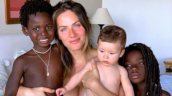 Giovanna Ewbank posada com os filhos