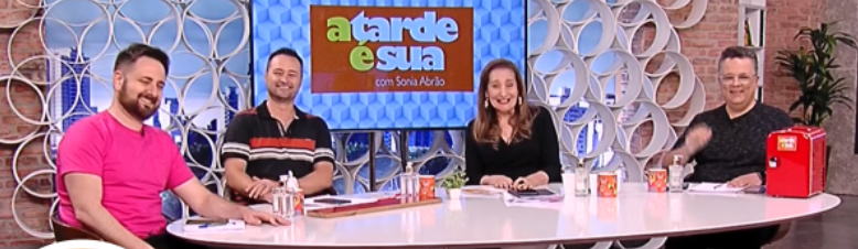 Parte do elenco atual do A Tarde é Sua com Sonia Abrão, concorrente do Mulheres na TV Gazeta (Créditos: Reprodução/RedeTV)