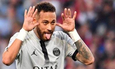 Neymar comemorando um gol com a camisa do PSG e fazendo careta