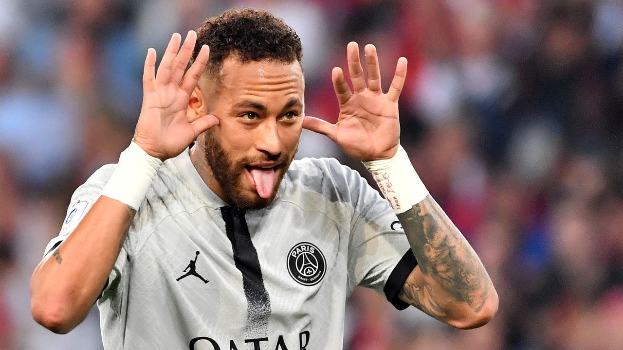 Neymar comemorando um gol com a camisa do PSG e fazendo careta