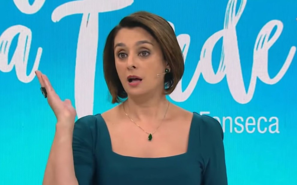 Catia Fonseca gesticulando em trecho de seu programa na Band