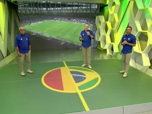 Luís Roberto, Junior e Roger Flores em trecho da transmissão do amistoso do Brasil