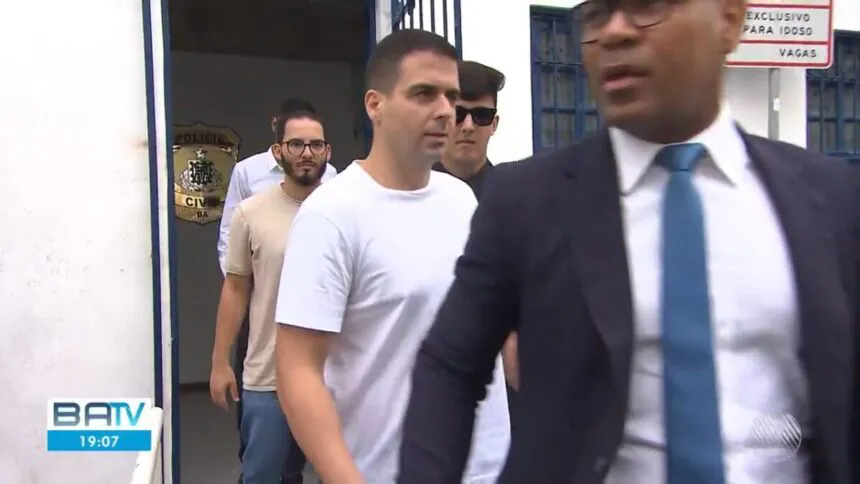Jamerson (de camisa bege) e Marcelo Castro (de camisa branca) deixando a delegacia de polícia, após demissão da record