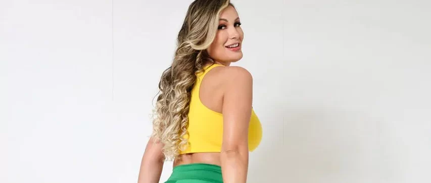 Andressa Urach em foto posada com a bunda de fora