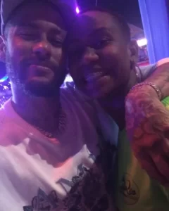 Grazi Rodrigues posa com Neymar em camarote de evento