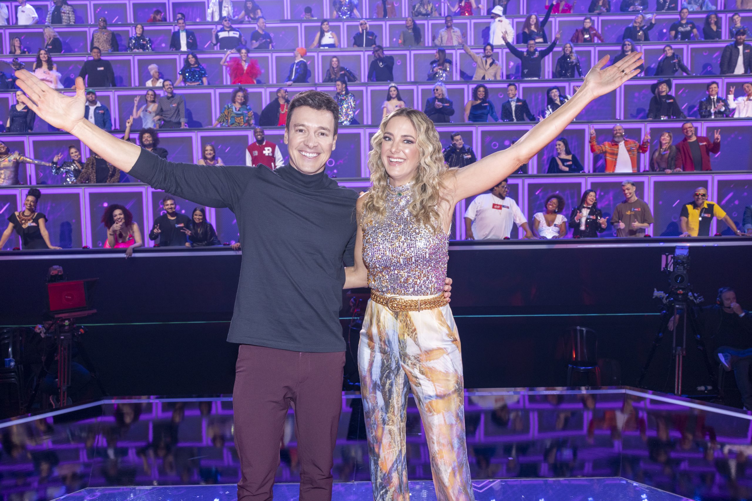 Rodrigo Faro e Ticiane Pinheiro no cenário do Canta Comigo Teen