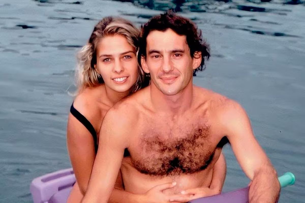 Adriane Galisteu e Ayrton Senna abraçados e sorrindo