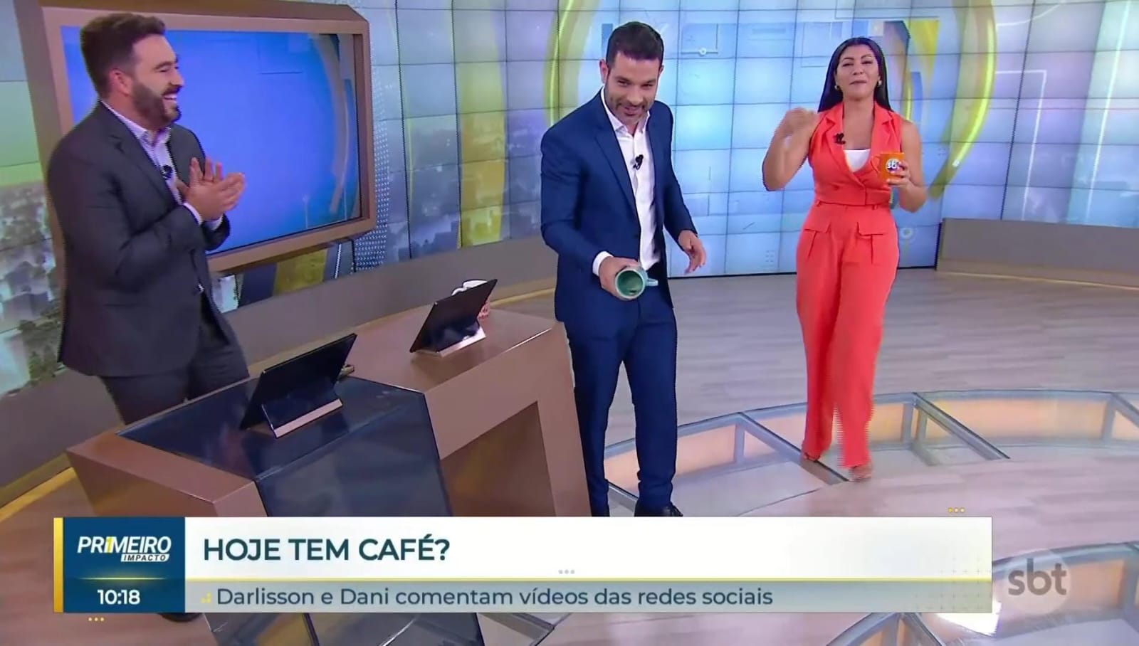 Felipe Malta, Darlisson Dutra e Dani Brandi durante o quadro Tem Café? no programa Primeiro Impacto, telejornal exibido ao vvio pelo SBT (Créditos: Reprodução)