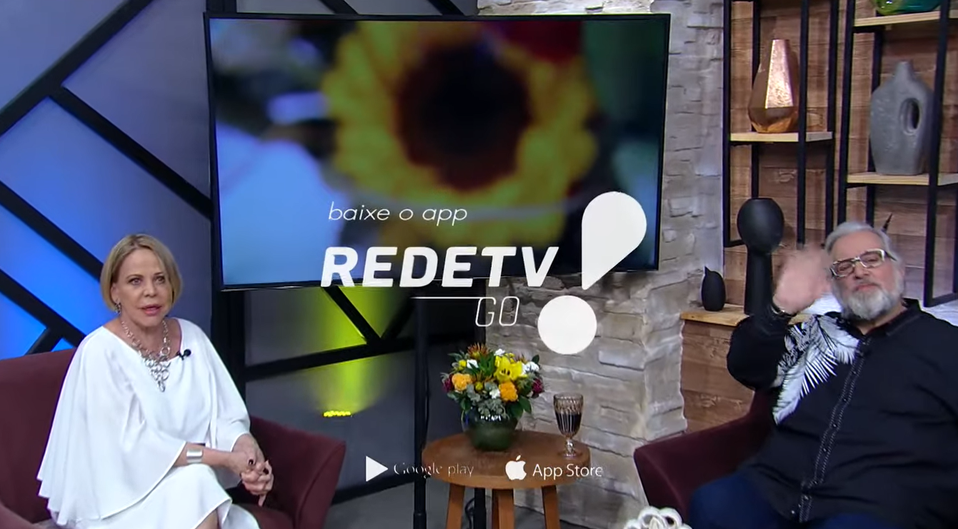 A apresentadora Claudete Troiano comanda o programa Vou Te Contar, exibido ao vivo pela RedeTV (Créditos: Reprodução)