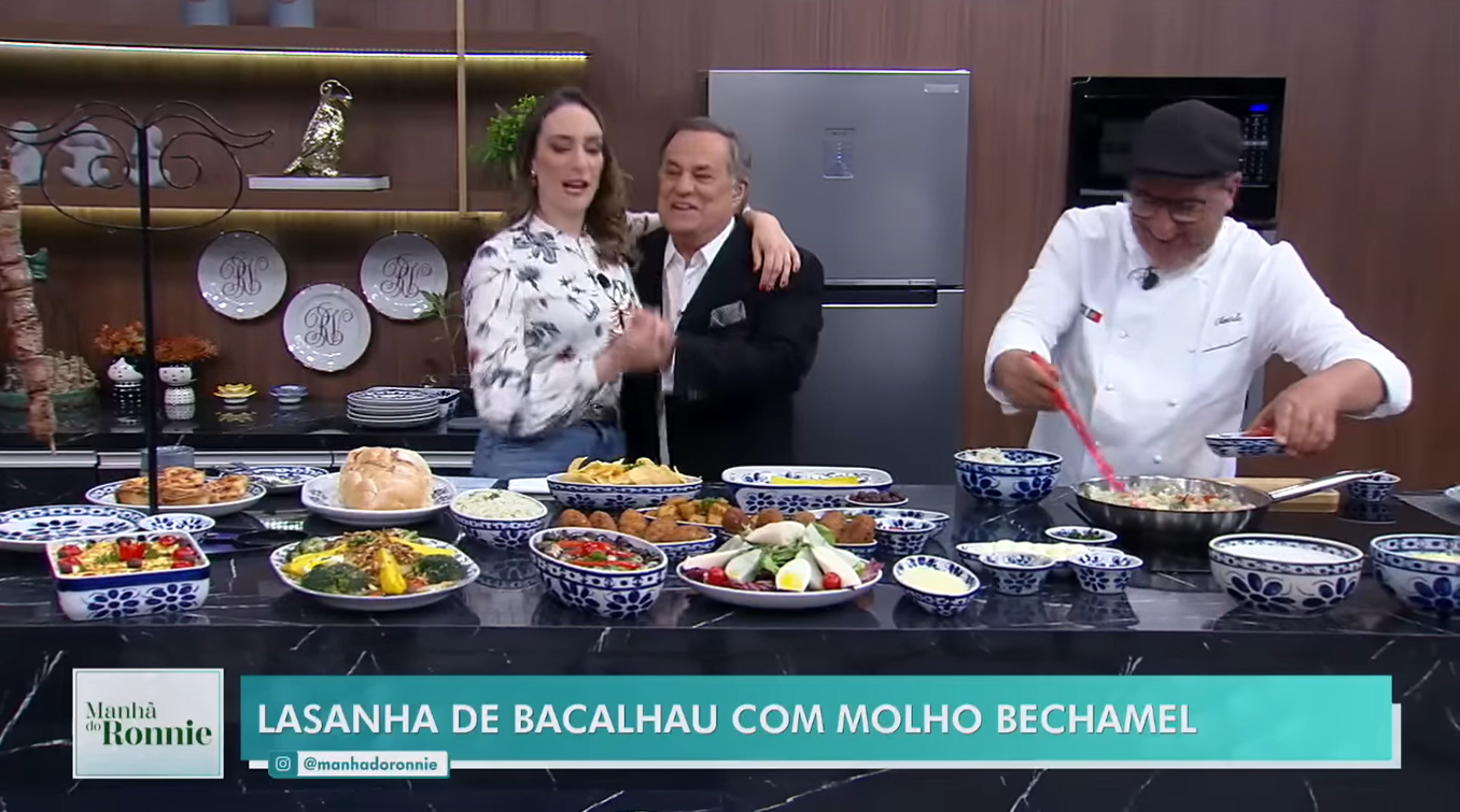 Ronnie Von e colaboradora dançam durante programa ao vivo na RedeTV para comemorar audiência (Créditos: Reprodução)