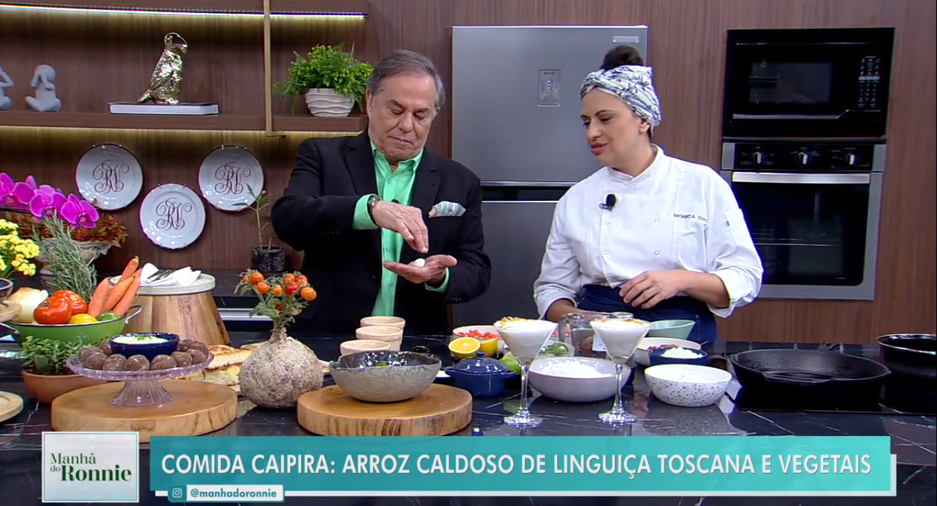 Ronnie Von cometeu gafe durante o programa Manhã do Ronnie, ao vivo pela RedeTV, Chef de cozinha tentou ajudar, mas não conseguiu (Créditos: Reprodução)