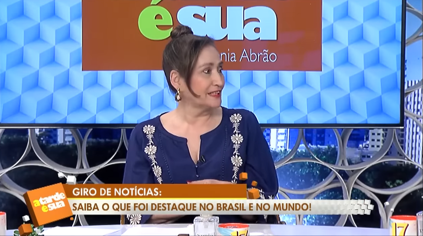 Sonia Abrão comanda o programa A Tarde é Sua, exibido todos os dias pela RedeTV (Créditos: Reprodução)