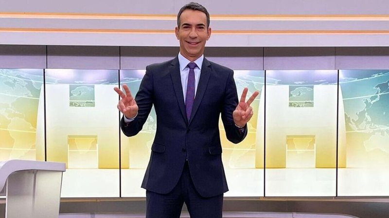 O jornalista César Tralli segue no comando do Jornal Hoje, pela TV Globo (Créditos: Reprodução)