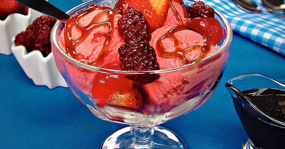 Aprenda a fazer um delicioso sorvete caseiro de frutas vermelhas