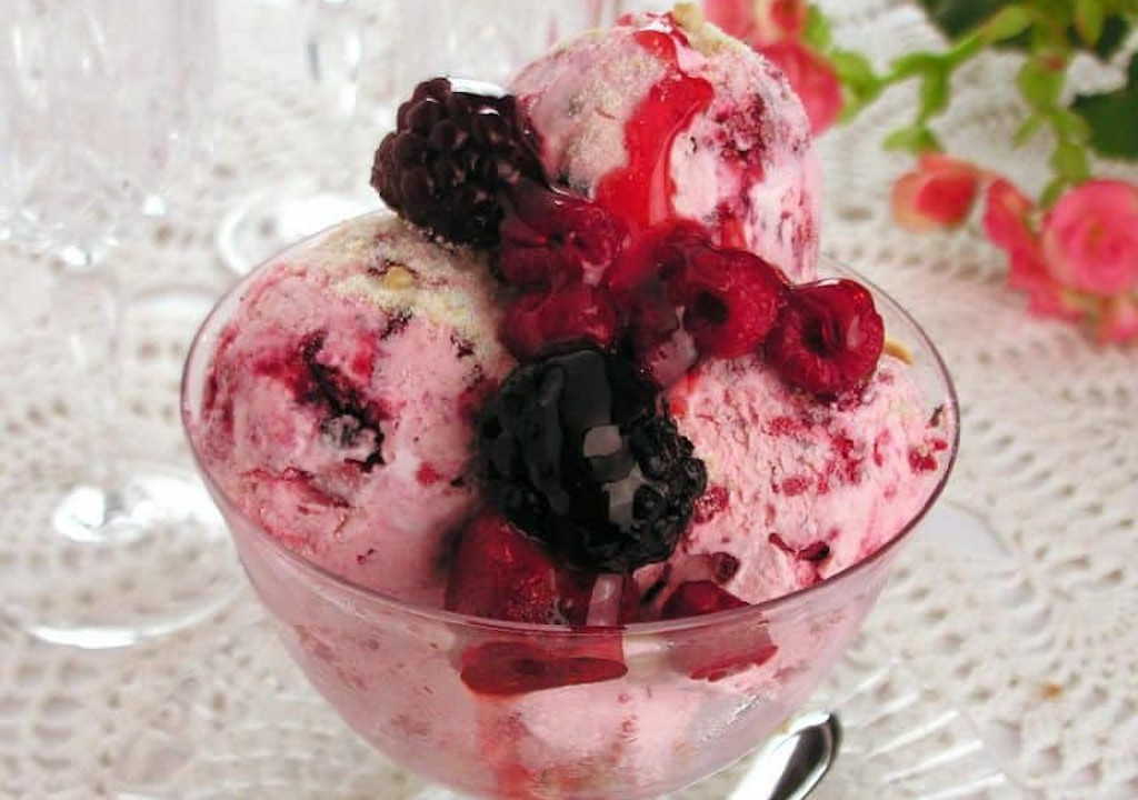 sorvete caseiro de frutas vermelhas