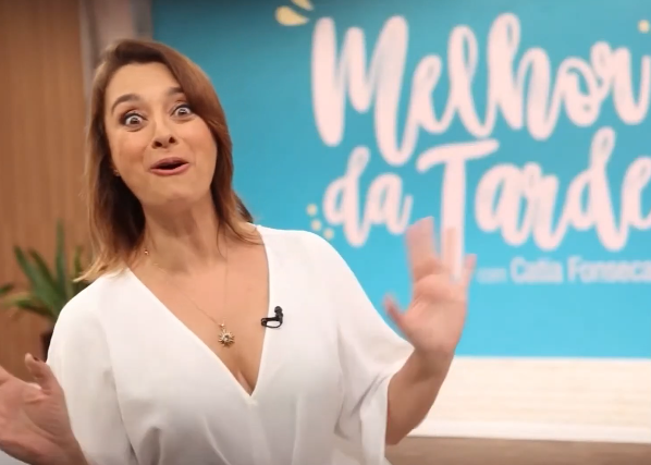 A apresentadora Cátia Fonseca comanda o programa Melhor da Tarde, ao vivo, pela Band (Créditos: Reprodução)