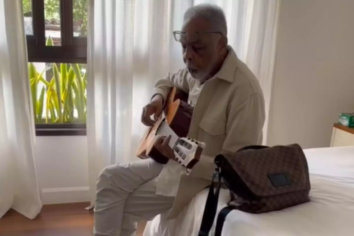 Gilberto Gil cantando para a sua filha Preta Gil