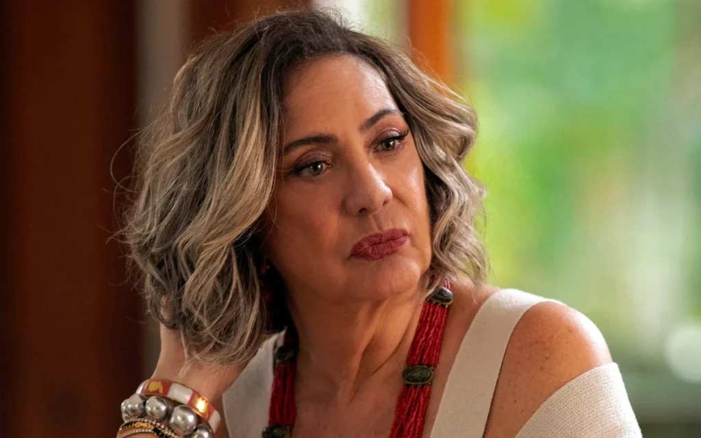 Berta (Eliane Giardini) em Mania de Você, na novela das nove 