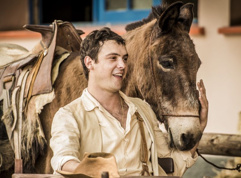 Candinho (Sérgio Guizé) em cena na novela Êta Mundo Bom!