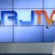 Uma falha técnica na InterTV, afiliada da Globo no interior do Rio de Janeiro, expôs a apresentadora do RJ1, Isabella Chaboudt, chamando turistas de "farofeiros" durante um ensaio.