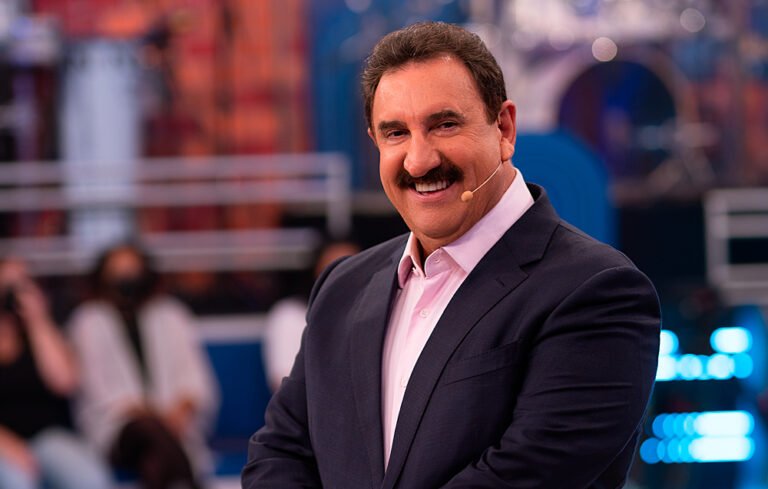 Ratinho colocou em pauta a transfobia para fazer cortina de fogo